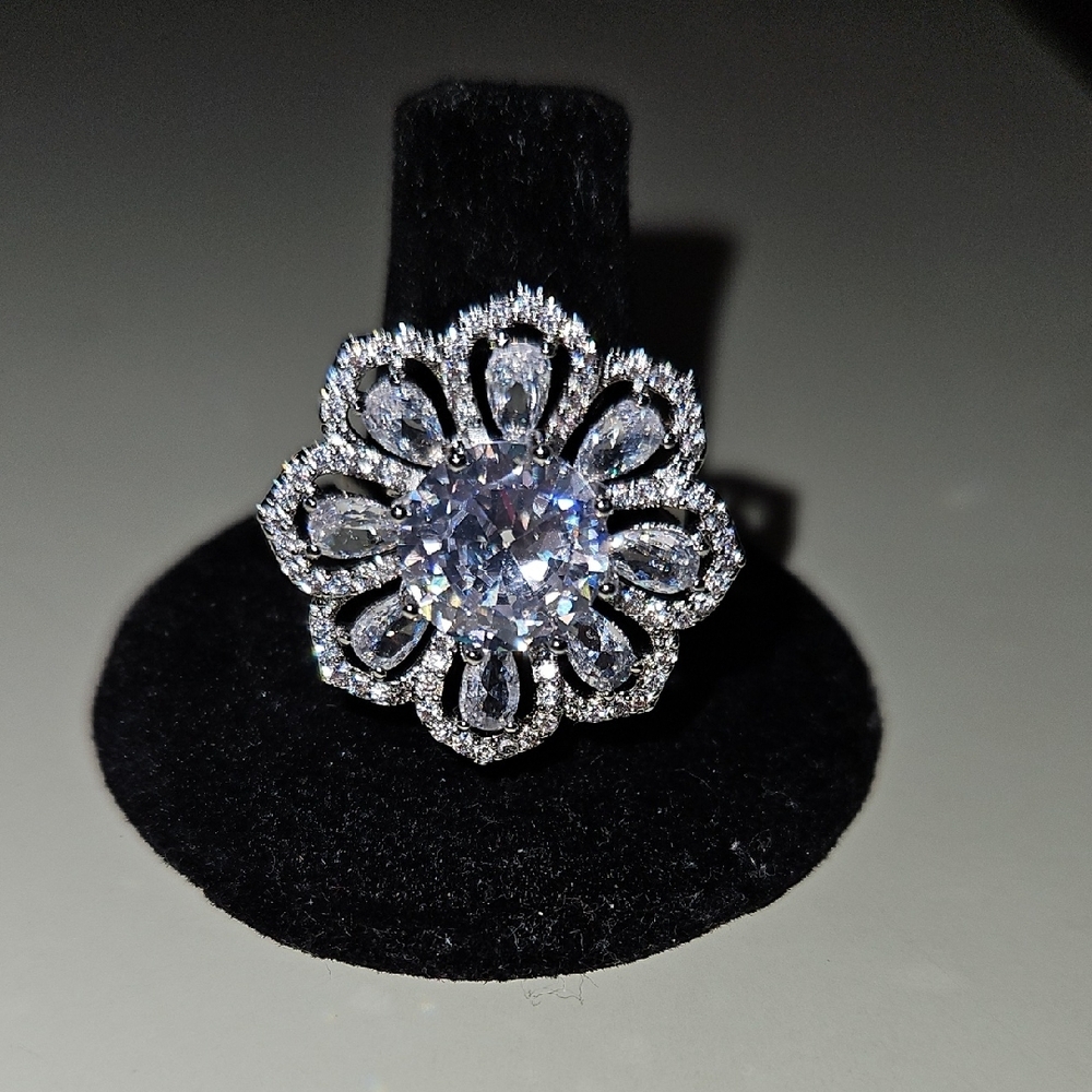 Elegant Silver Floral Ring